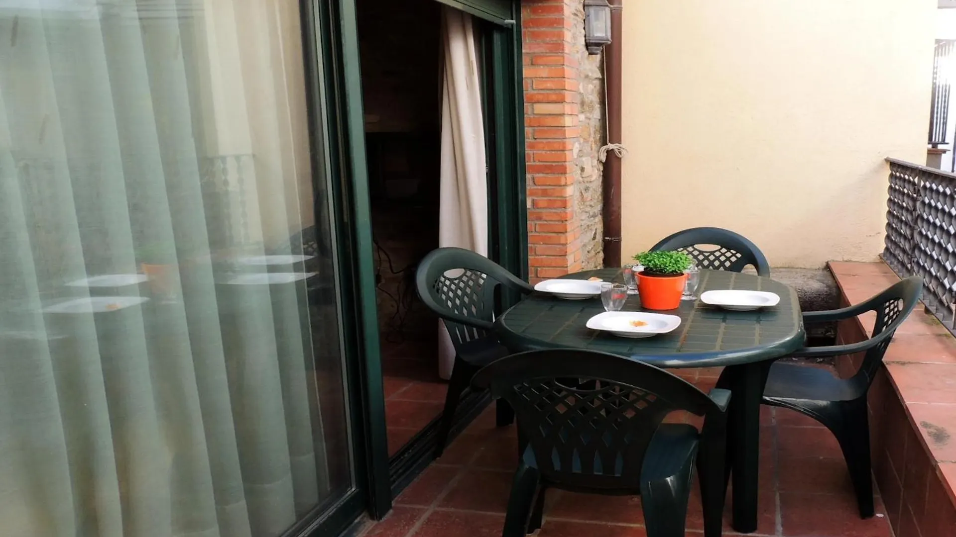 Spacious Apartment With Terrace Roses