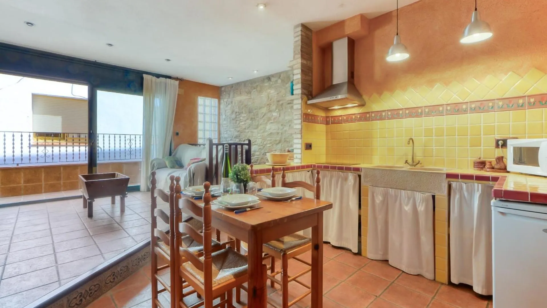 Spacious Apartment With Terrace Roses