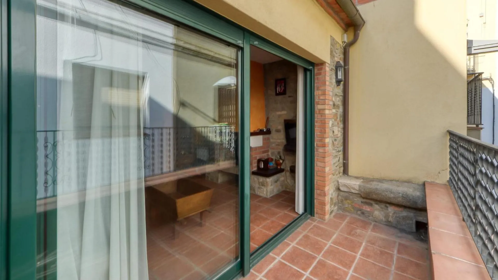 Spacious Apartment With Terrace Roses
