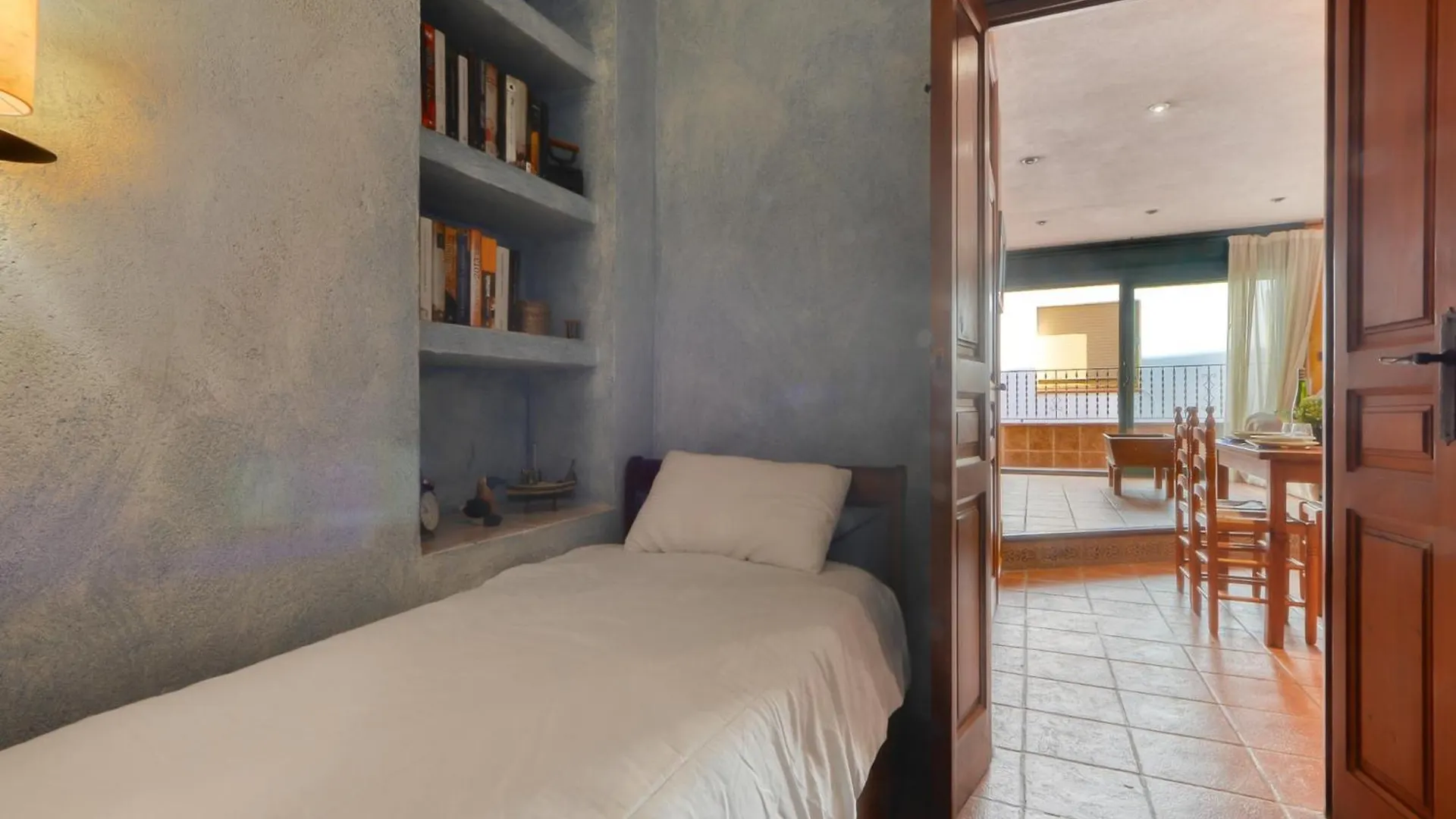 Spacious Apartment With Terrace Roses