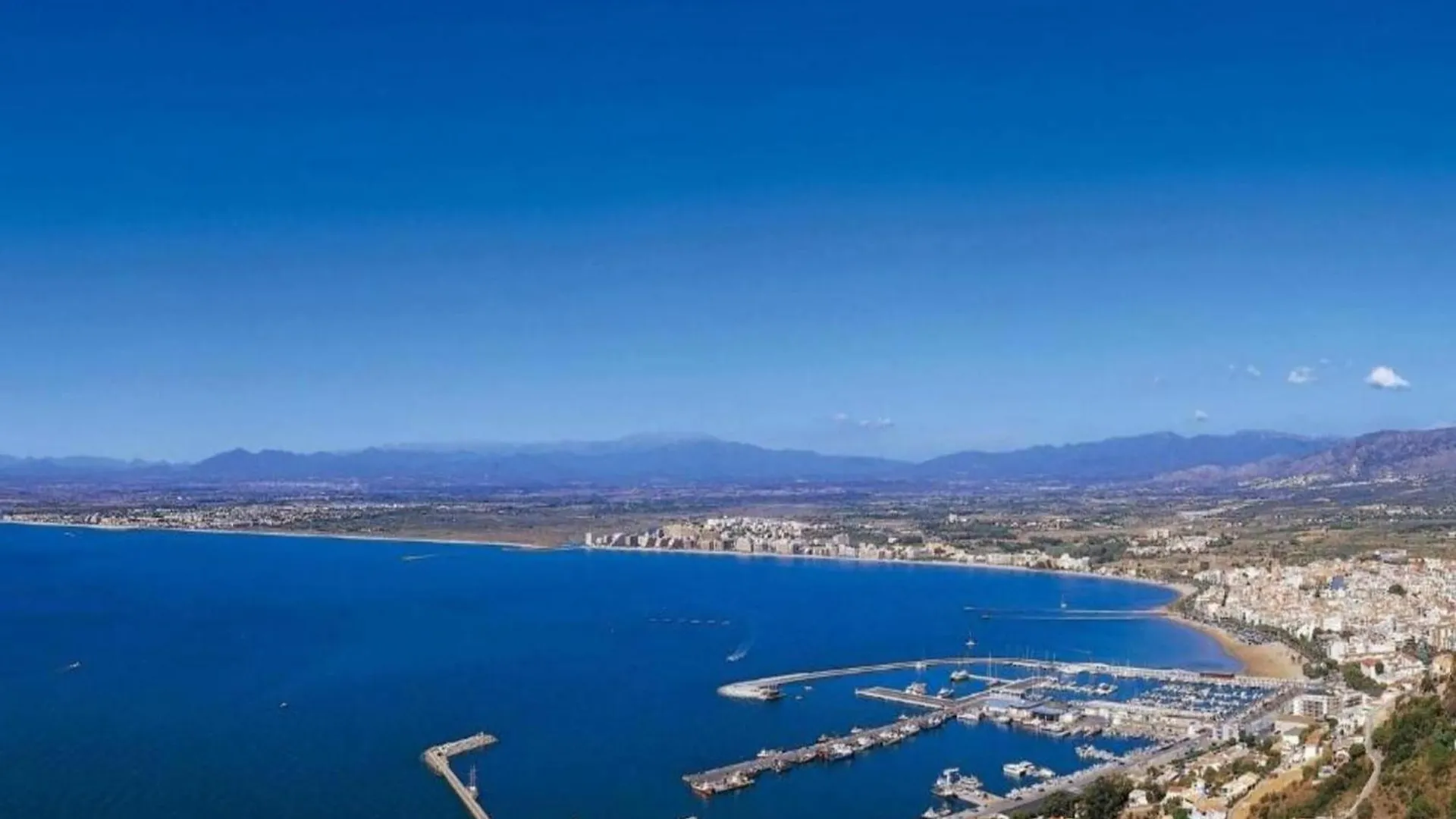 Spacious Apartment With Terrace Roses Hiszpania